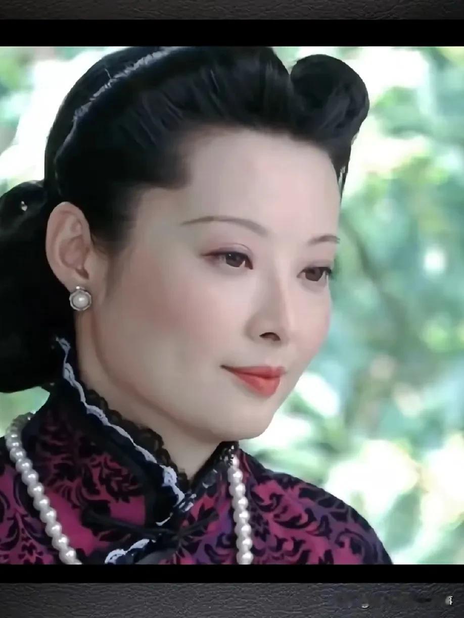 袁立身上那股当家做主的气场，真是内娱少见的绝！
 
她不是现在满屏的锥子脸、狐狸