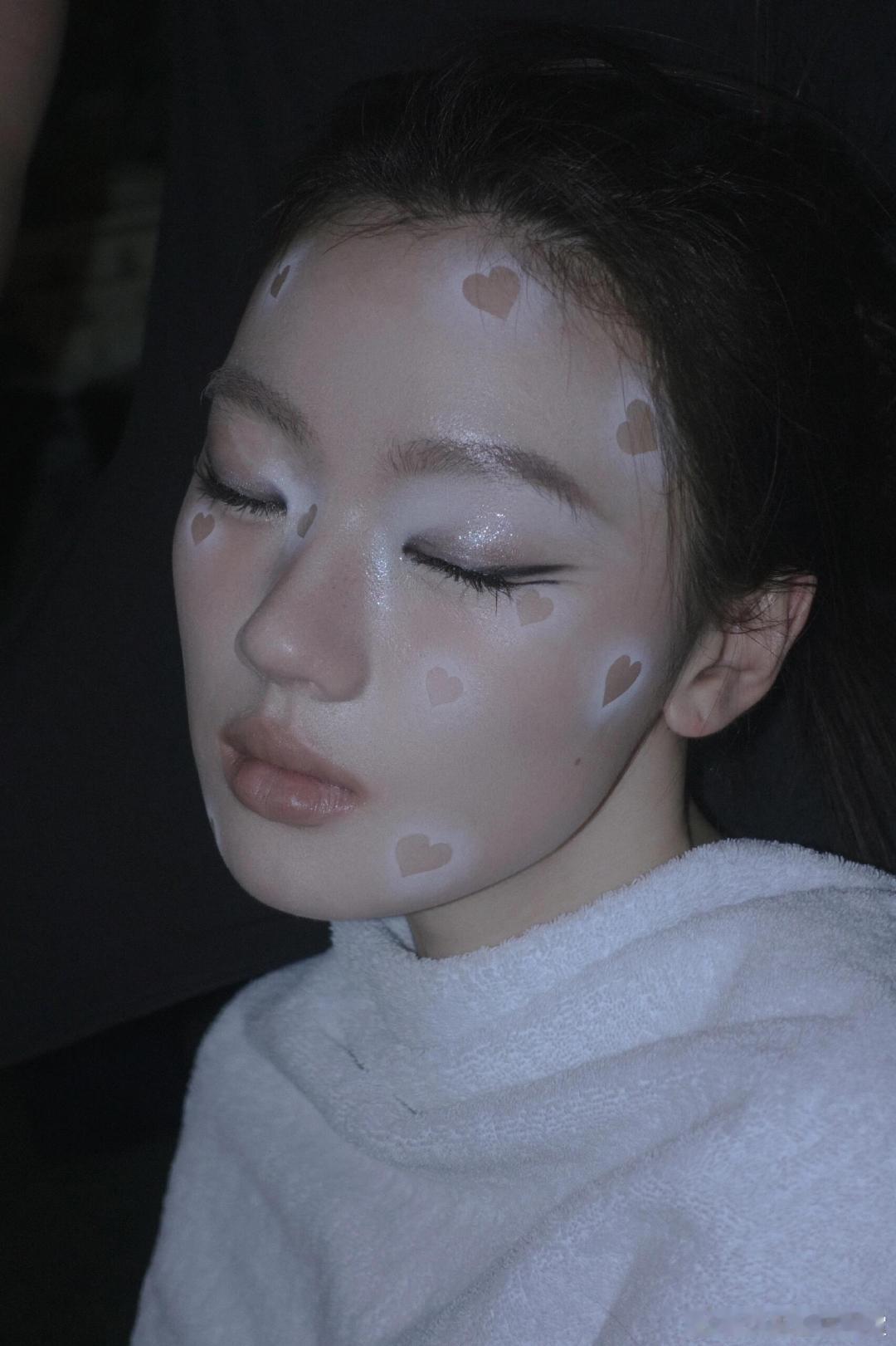 单依纯爱心妆容单依纯晒出爱心妆容，是特别美丽的小女孩呀。单依纯脸上好多爱心 ​​
