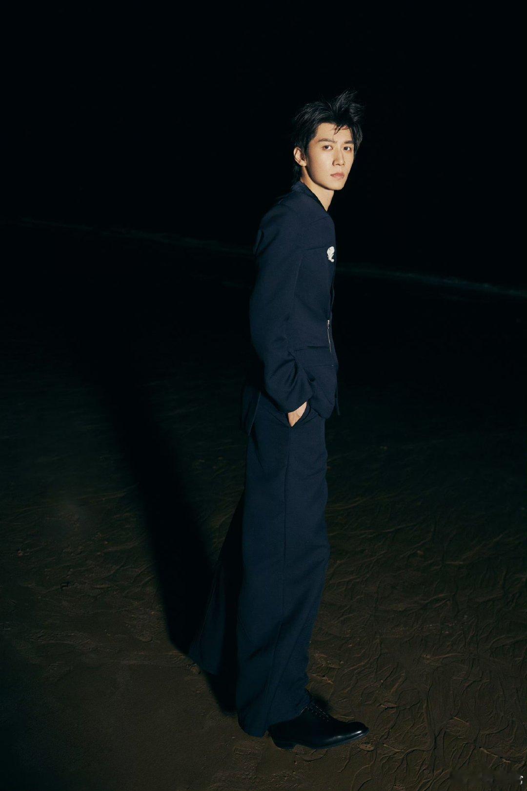 任宥纶在星光大赏过夏天 任宥纶首次参加星光大赏 别人裹着冬装，他却带来整个夏天！