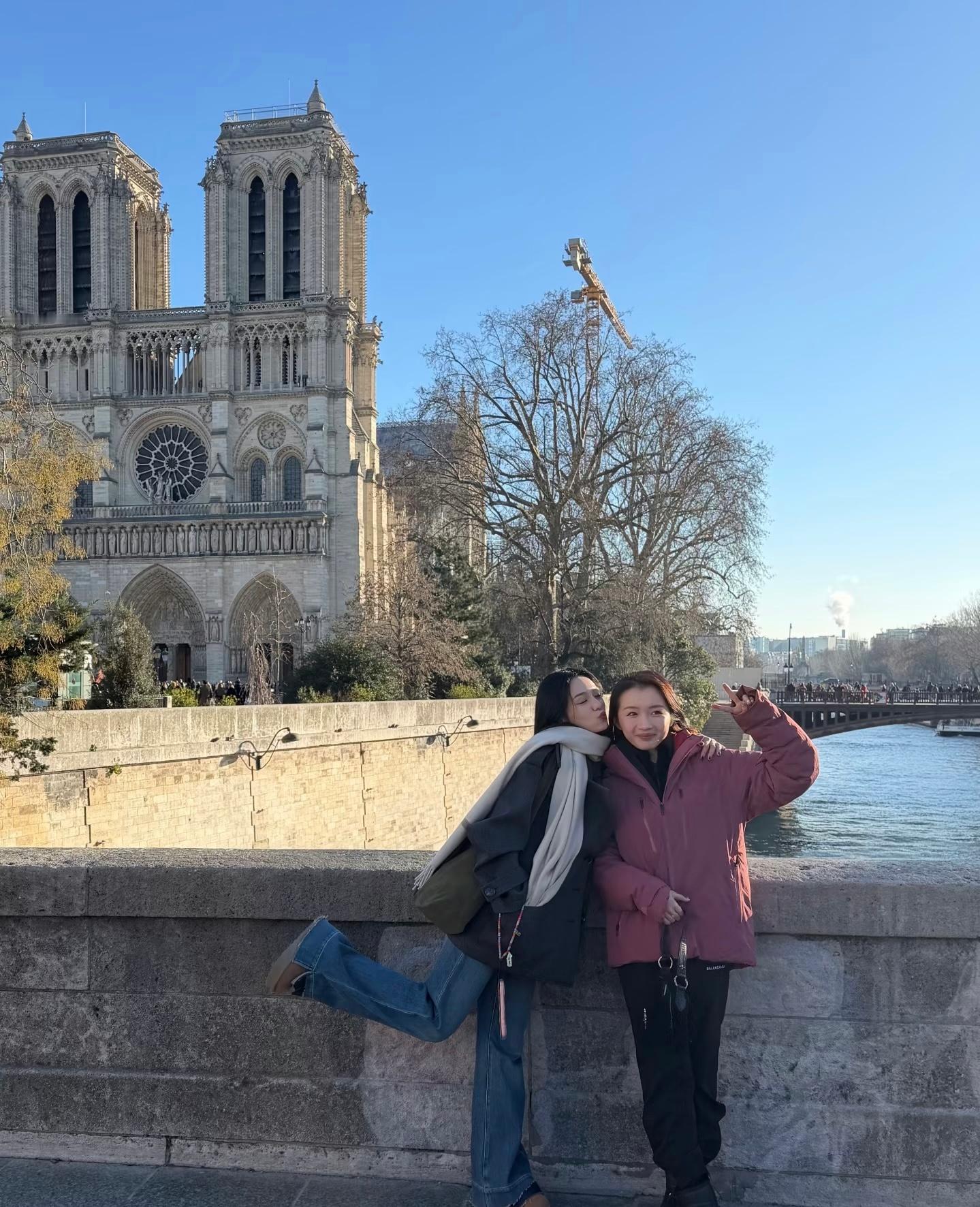 巴黎街头偶遇周也李浩菲网友巴黎圣母院偶遇周也李浩菲 求偶遇教程 