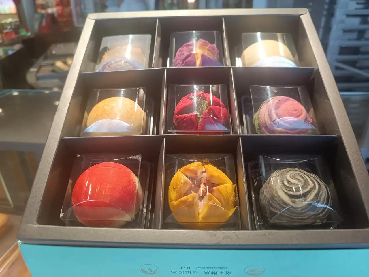 杭州的点心你爱吃吗？杭州的点心都做的比较精致，十几元一个，定胜糕2.5元一个，不