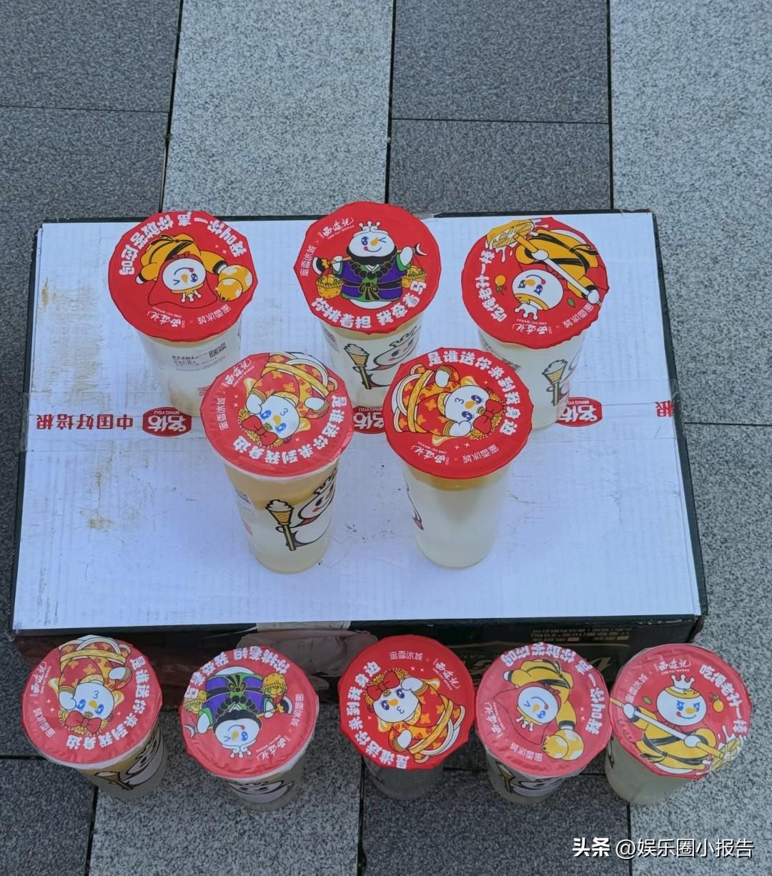 演唱会开始排队了，各位歌手的粉丝都来了，哪一场演唱会不得几万人呀！
假如在演唱会