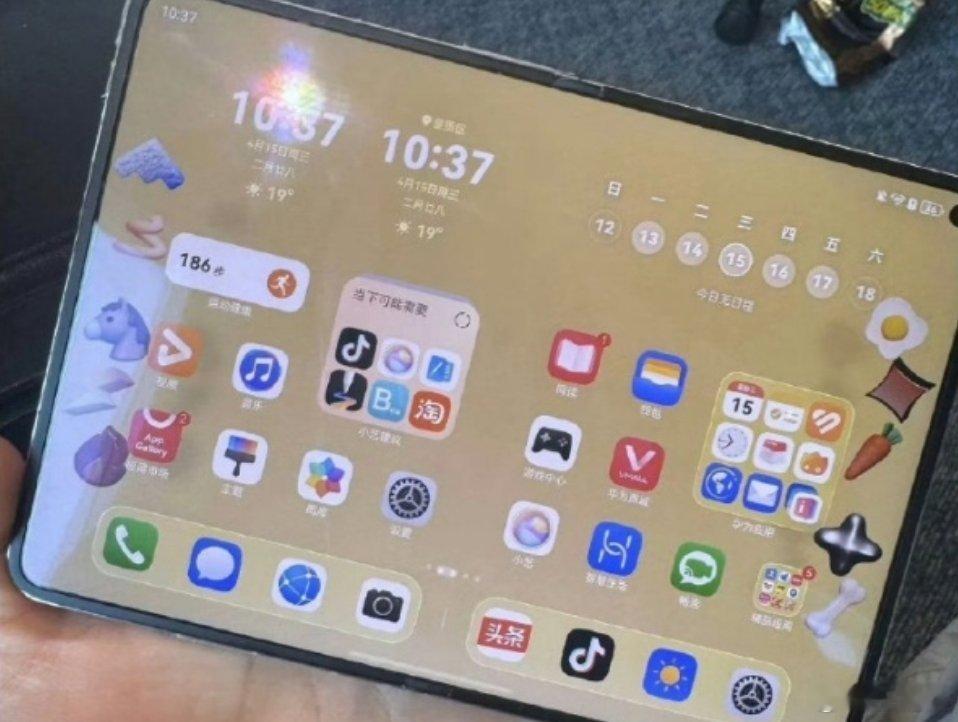 华为 Pura X Max 横向阔折叠手机真机曝光，展开就像一台小平板。 