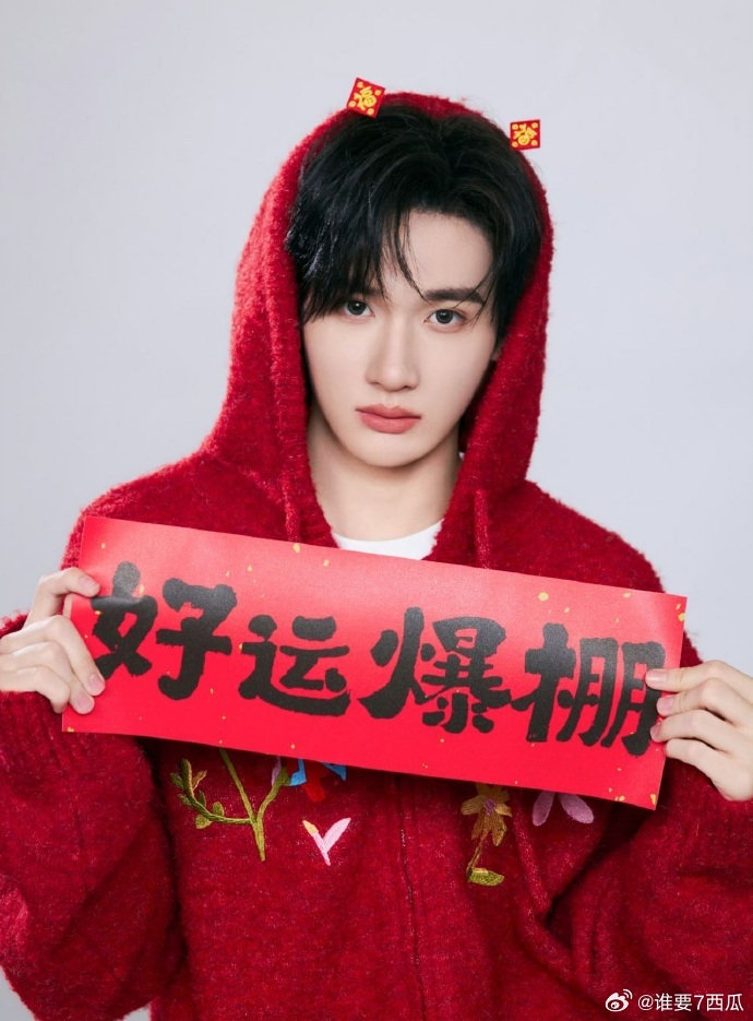 余宇涵和小小涵对比照余宇涵官宣我们的爸爸2 从小就有好看的五官，长大之后更加舒展