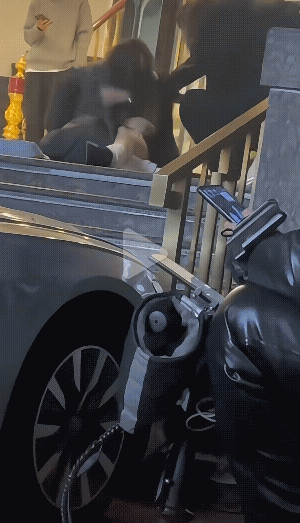 请问正在看视频的男士，代驾小哥转头的时候，你有没有对着他会心一笑。
这种画面会让