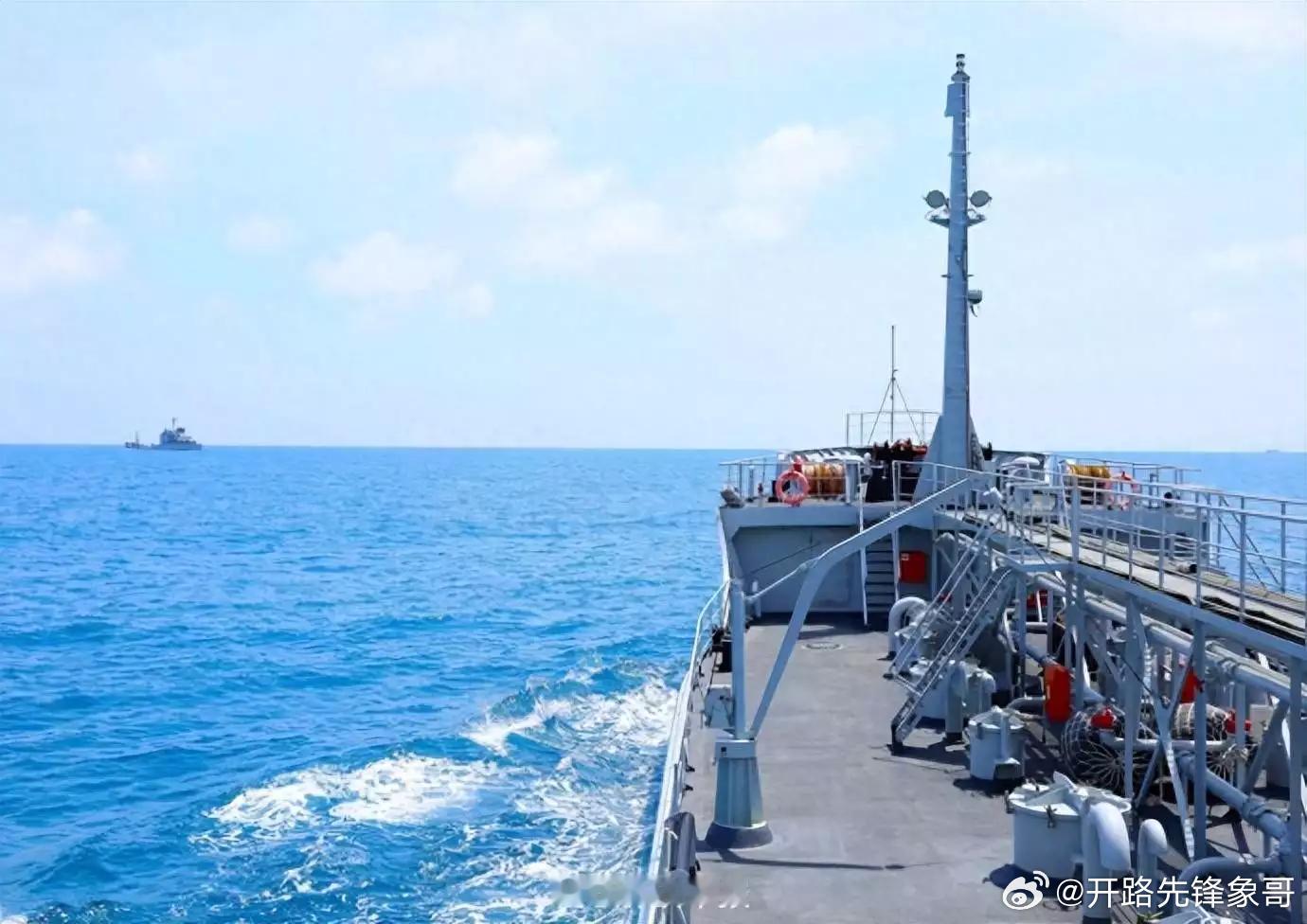 近日，南部战区海军某勤务船大队组织多艘舰艇，围绕舰艇操纵、海上补给、综合防御等内
