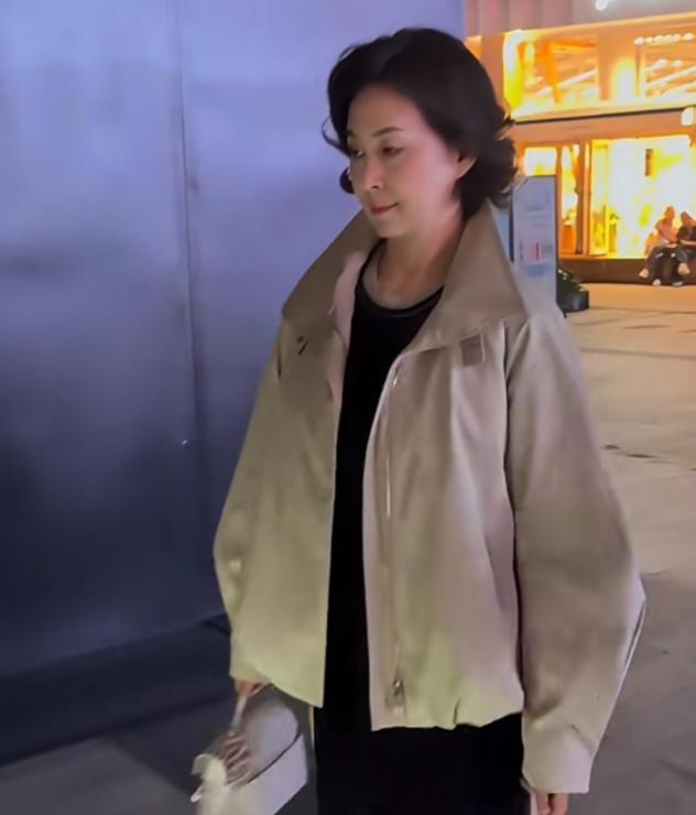 六旬何超琼脚踩一双运动鞋漫步上海街头，主打的就是舒适！10月19日晚，有网友在上
