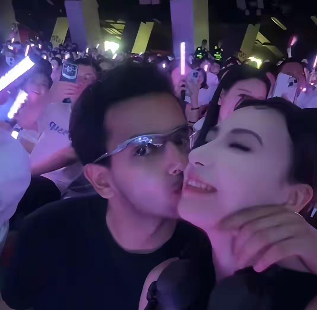 伊拉克籍记者方浩明成为中国准女婿，恭喜🎈🍾️🎈其未婚妻是一位漂亮的新疆姑娘