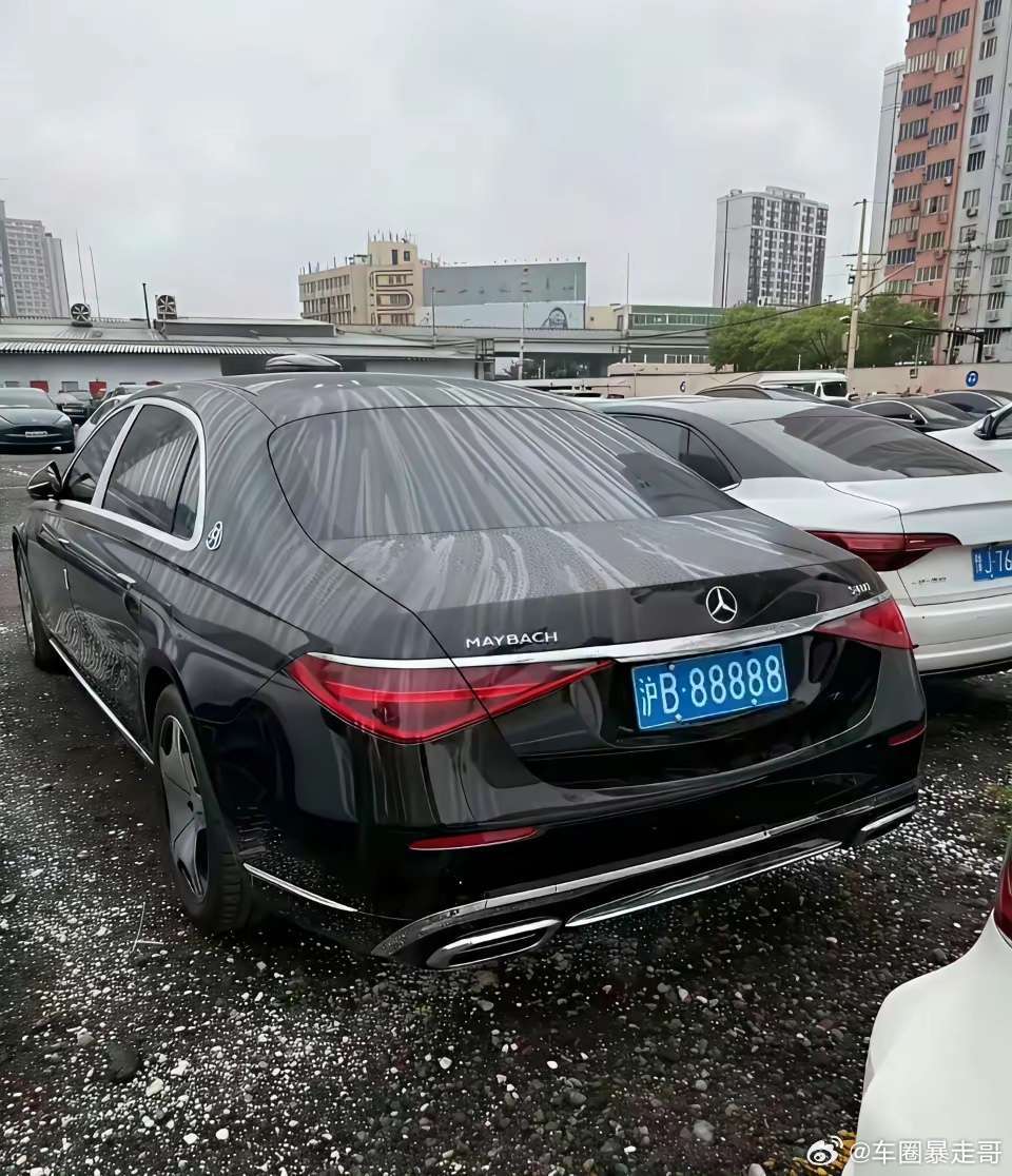 大v聊车 两块车牌谁更有排面？ 