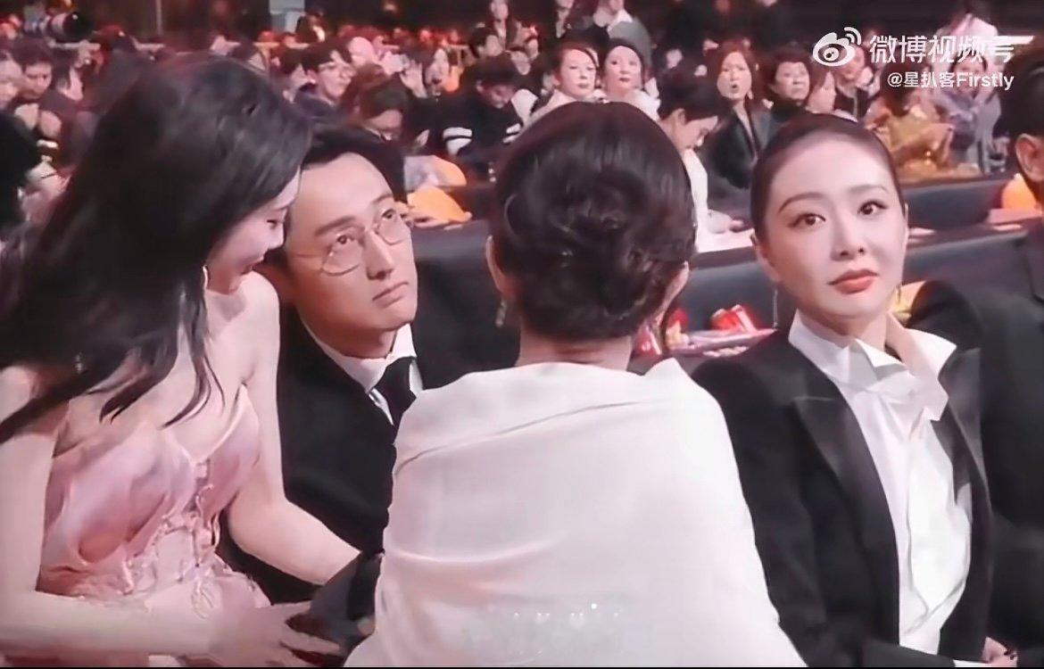 王传君偷听孟子义白鹿聊天 笑不活了！孟子义白鹿正热聊，王传君揣手凑耳偷听，一脸好