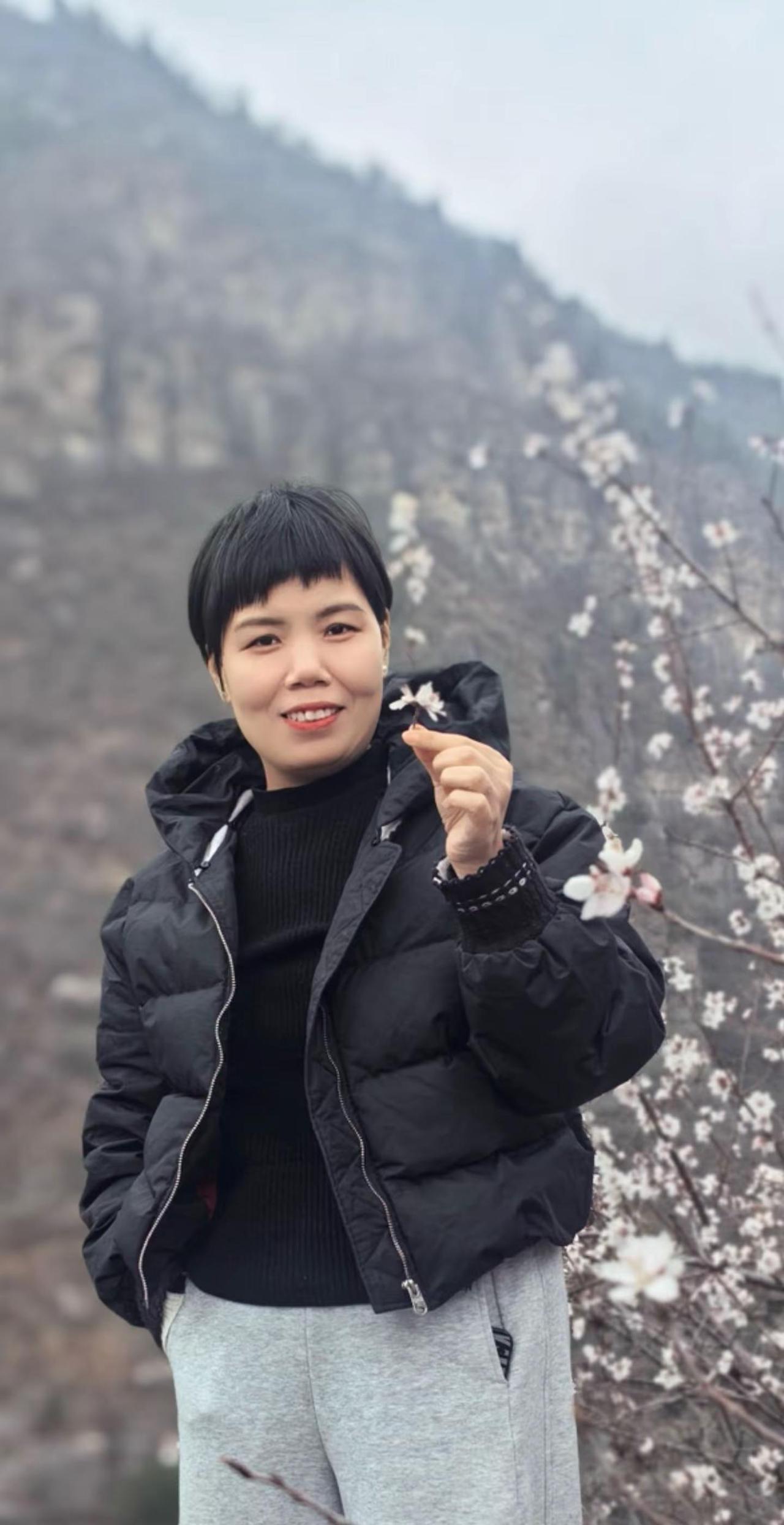 80后的老阿姨，再强大的美颜，也掩盖不了岁月的痕迹了。皱纹，白发都长出来了，但从