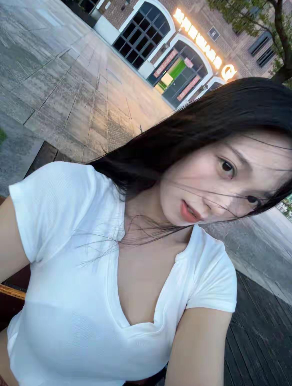 他一定很爱你，比我会讨好你
