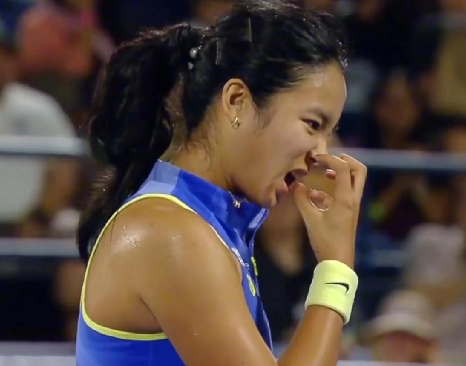 伊埃拉这位新晋“亚洲一姐”今晚被高芙彻底打回原形，6:0、6:2的比分让到场为伊