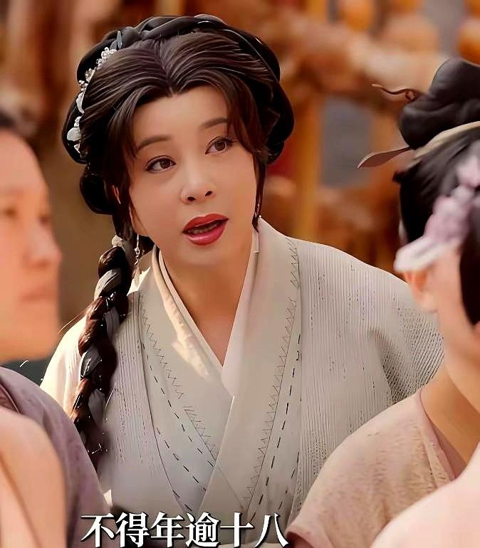 “75岁还在演戏，是不是缺钱了？”

面对这种声音，刘晓庆的回应很直接：不是我需