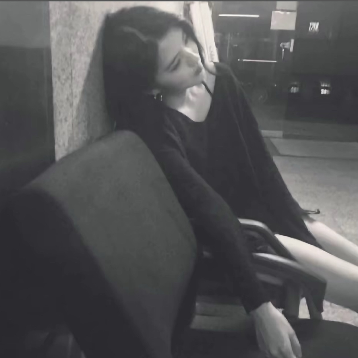 或许第一个纽扣就系错了 -韩素希｜头像分享｜氛围感｜ins风｜审美积累 