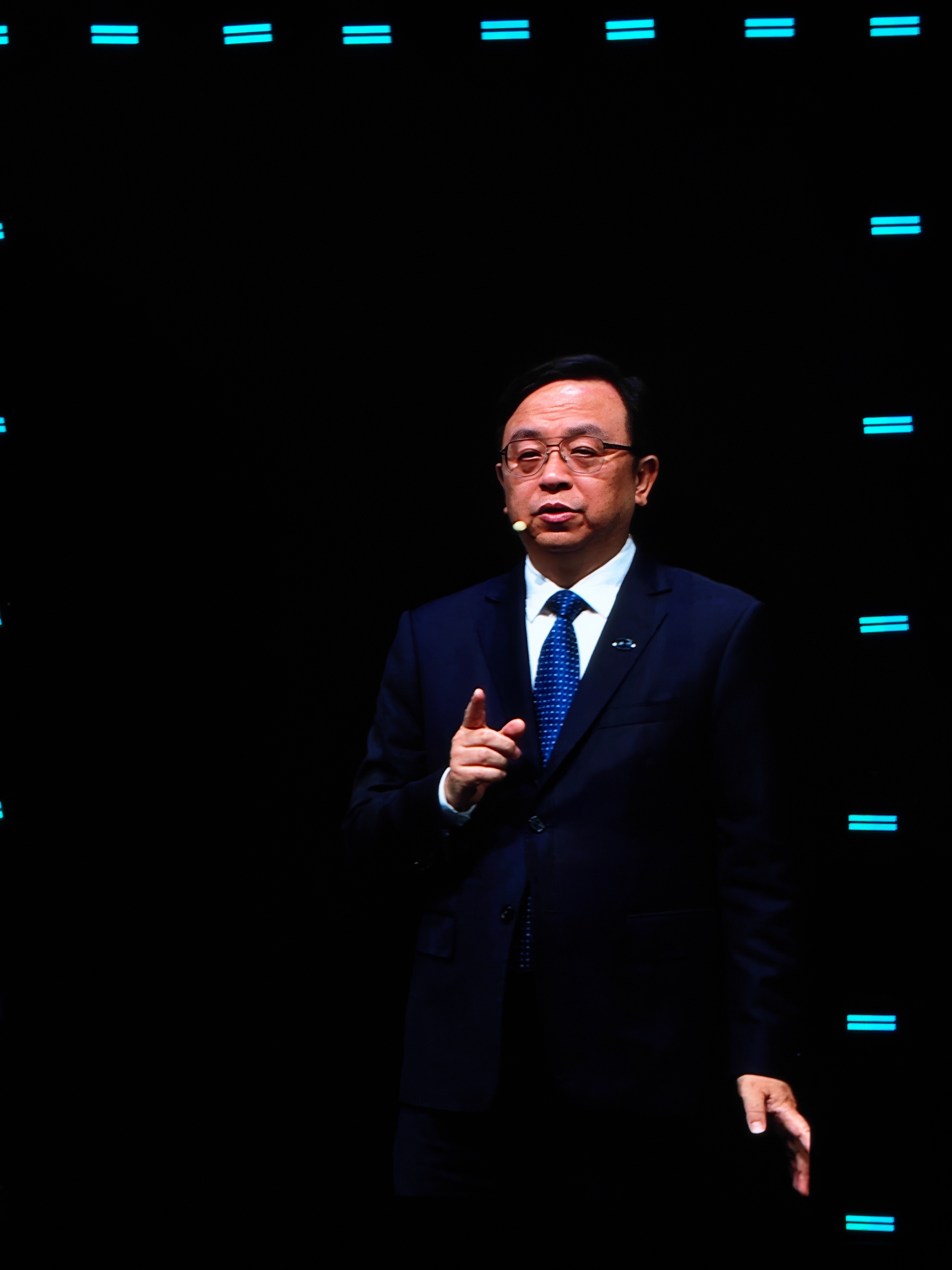 比亚迪第二代刀片电池暨闪充技术发布会开始了王传福上台讲到了最近国际局势引发的能源