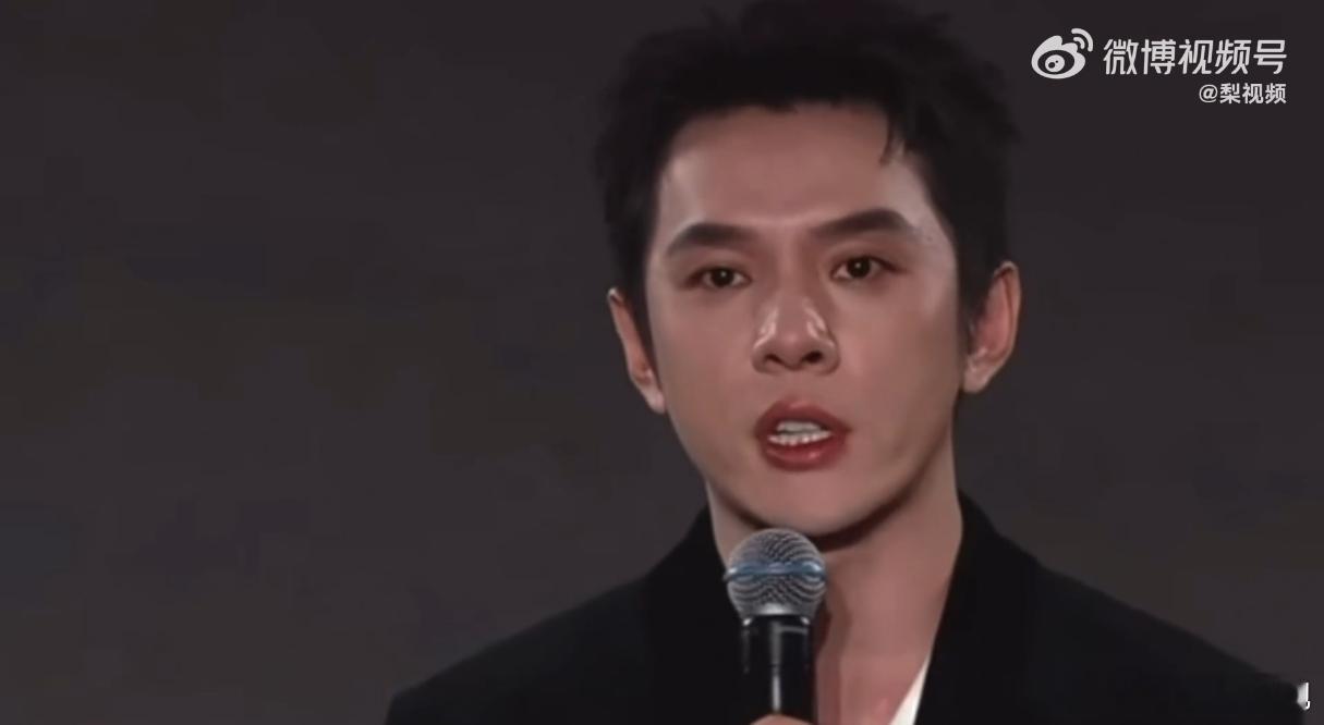 李佳琦说可能缺席两个季度直播李佳琦颁奖现场哽咽落泪，回望十年直播梦，从来没底气不