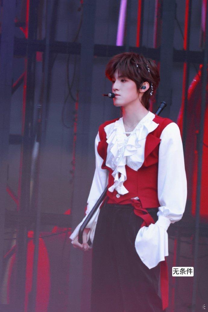 张泽禹帅成啥了 张泽禹每次特写出现全场尖叫声就飙高八度，因为那张脸在巨型屏幕上呈