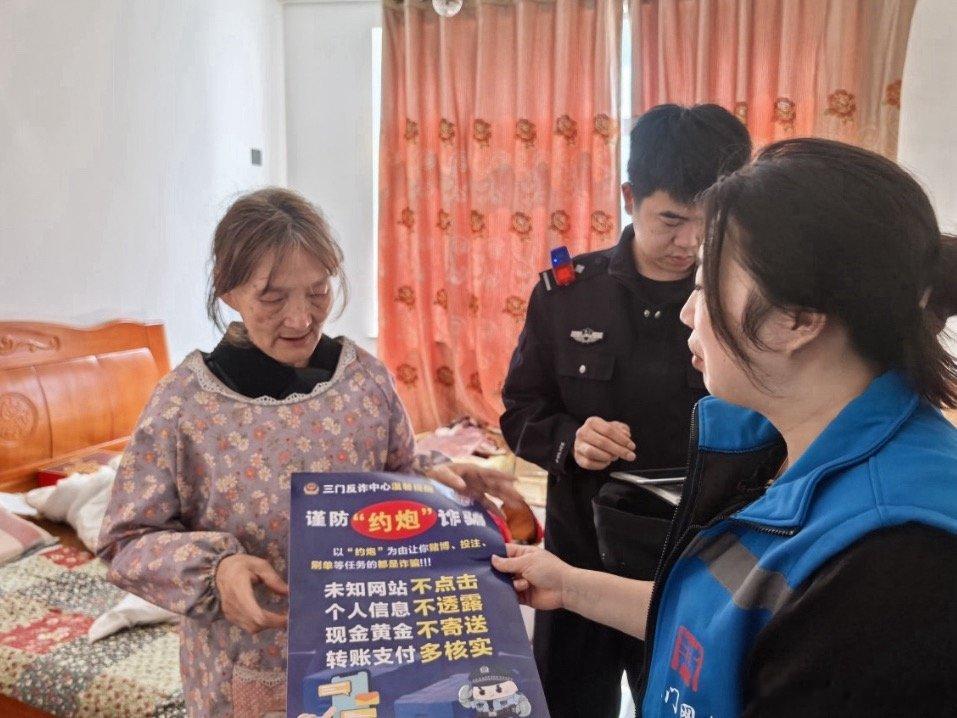 台州警格网格联动守住独居老人养老钱 三门珠岙镇网格员排查时，发现独居老人疑似陷入