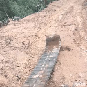挖机:活没干完，鞋子先跑了[泪奔]