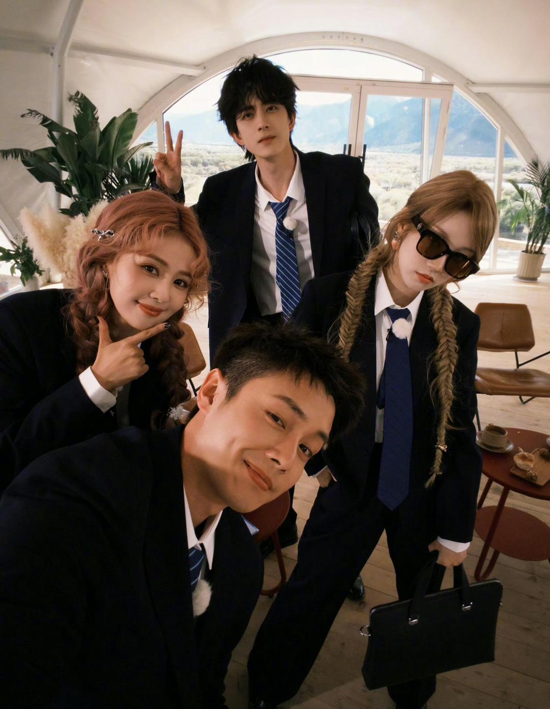 跑男家族西藏合照，西装酷帅四人组完全是热血校园番来着的[努力] ​​​