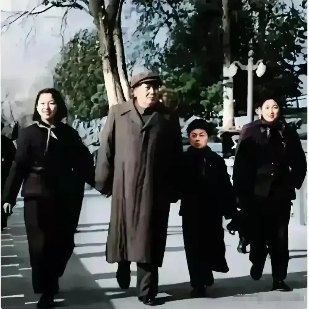 🙏请停留几秒，为伟人点个赞送朵花💐
《温暖的陪伴》
在时光的画卷中，
毛主席