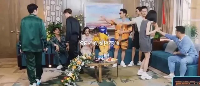 吴宣仪《奔跑吧》穿着清凉，沙溢不敢挨着对方坐，避嫌的动作绝了 ​​​