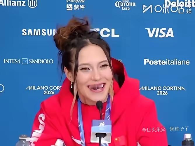 米兰冬奥会赛后发布会上，一位外国记者向谷爱凌抛出了很刁钻的问题：你是拿到两枚银牌