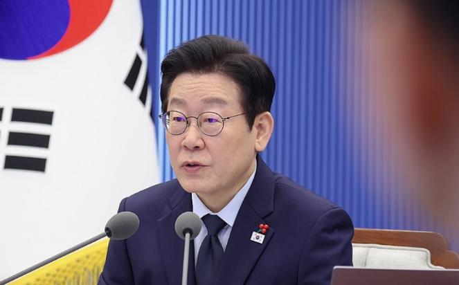 李在明回国后，立即展现铁腕手段。他将反对党的“毒舌议员”金美娜移交检方，理由是后