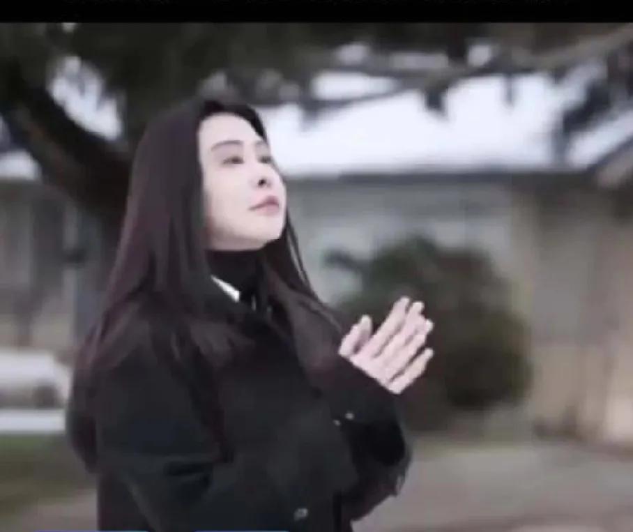 王祖贤在加拿大开启了新的事业——艾灸馆。曾经的荧幕女神，如今手握艾条，亲自为客人