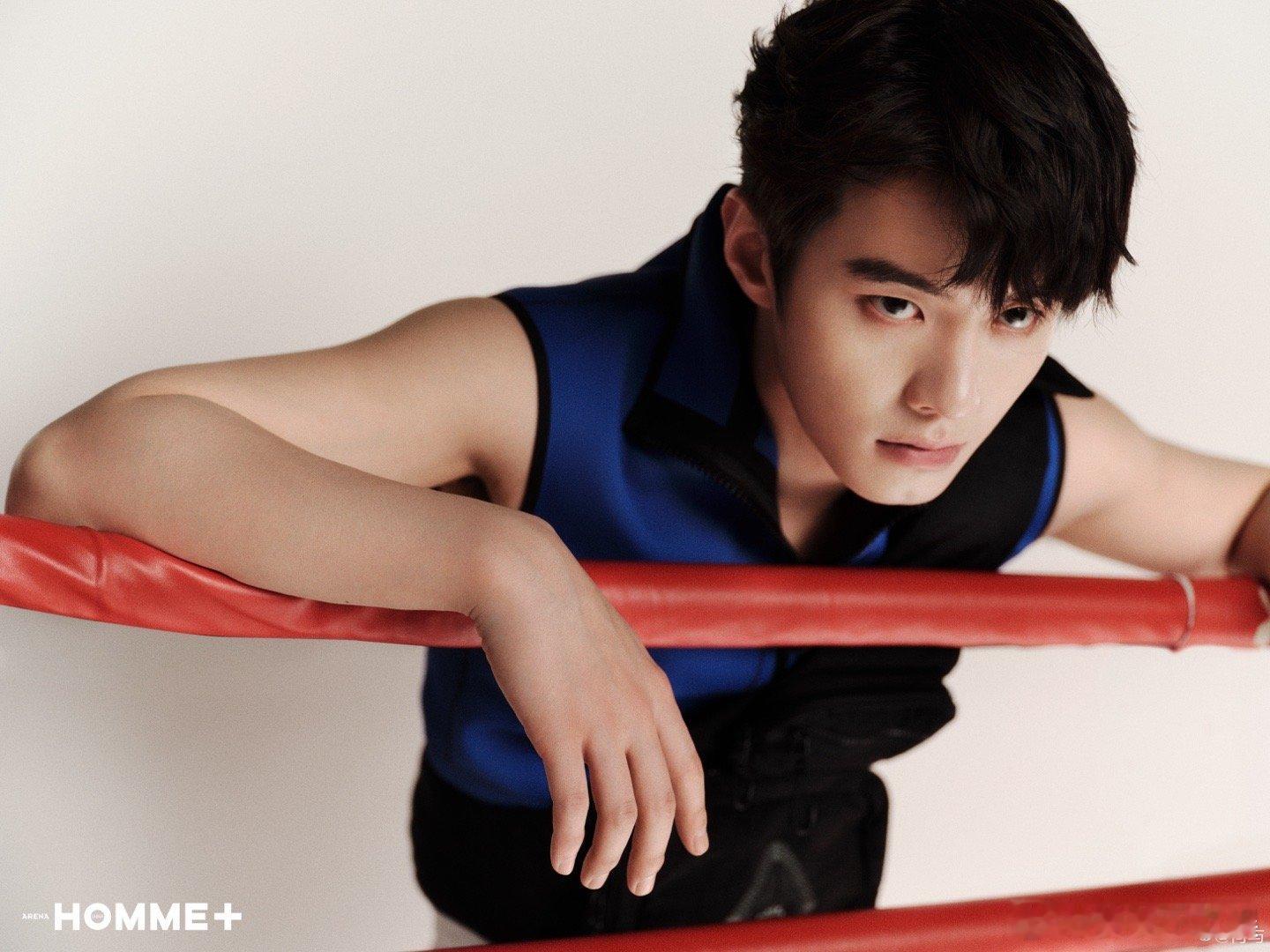 #何与白皮体育生#拜托，夏天就要看白皮体育生好嘛，何与的白皮体育生形象真的也太帅