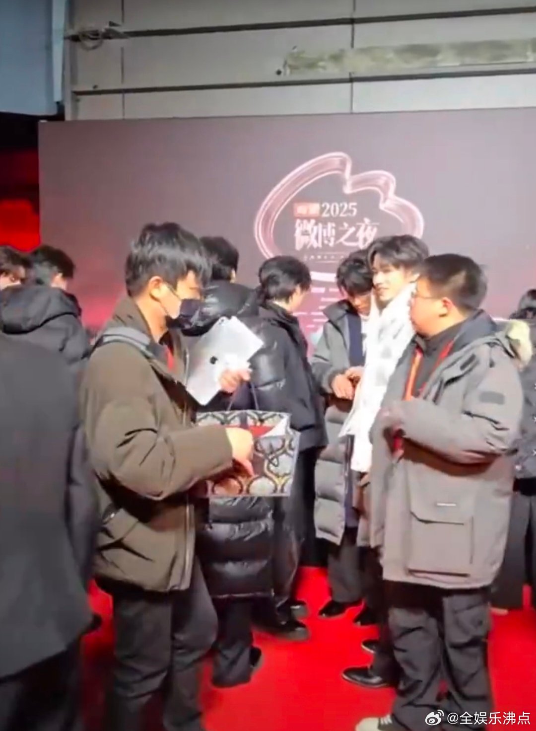 白鹿误闯家族群聊内娱最后一个封建家族上线，top登陆少年和时代少年团打招呼，白鹿