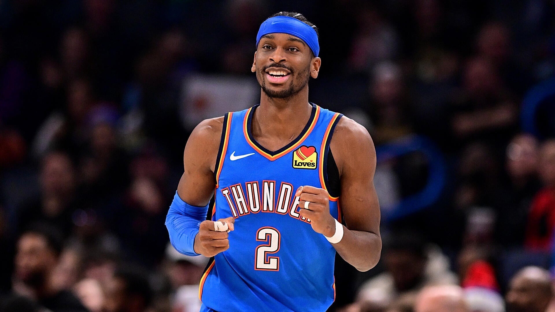 亚历山大历史场均30+球员中效率最高目前场均贡献32分，投篮命中率达55.8%，