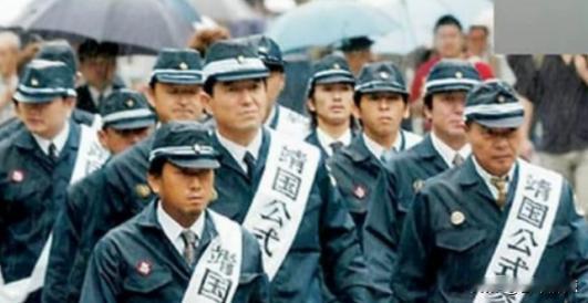 表面平静，暗流早就涌到饭碗和课本里了。
最近听老师讲起水稻种子被偷偷拿走的事，又