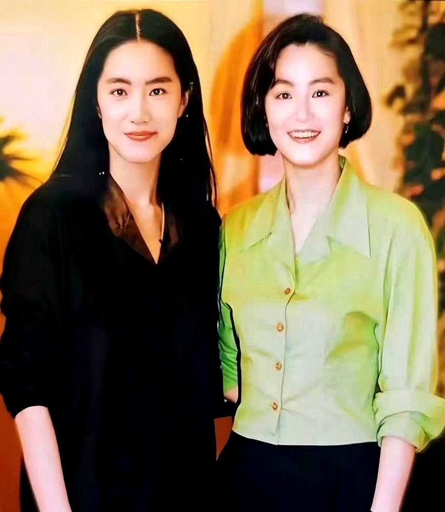 导演李惠民看到她都愣住了，嘴里念叨：“太像了，太像了！”

《新龙门客栈》拍到一