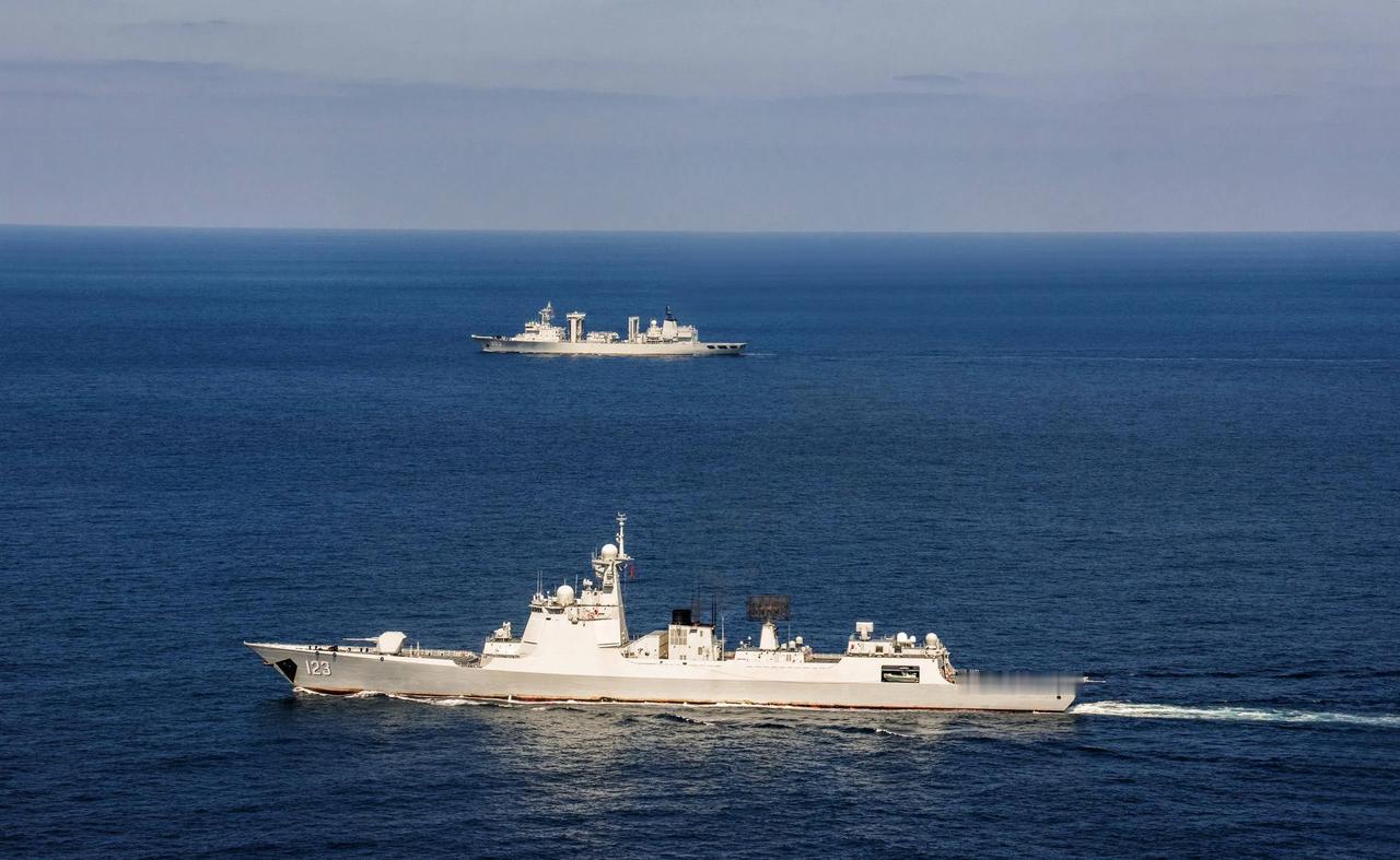 新华社8月12日快讯，中国海军第49批护航编队正式起航奔赴亚丁湾海域执行护航任务