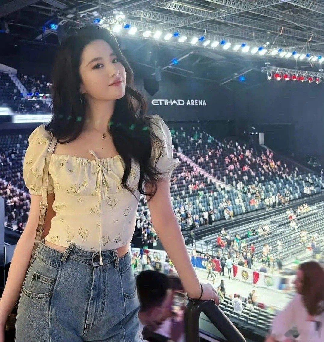 刘亦菲这状态，简直美得过分啊，不明白这有什么好审判的 ​​​