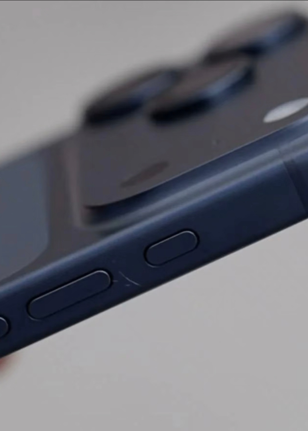 第一批iPhone17贴膜受害者出现了铝合金材质，不至于这么不耐造呀。但是看网上