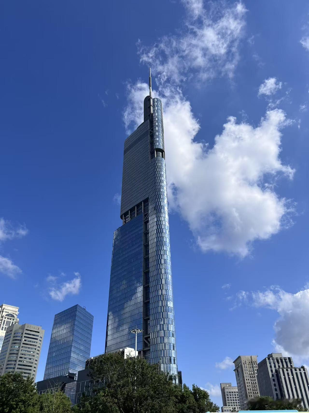 世界正在向新而行。从生产力到新质生产力，从战斗力到新质战斗力，从传统能源到新能源