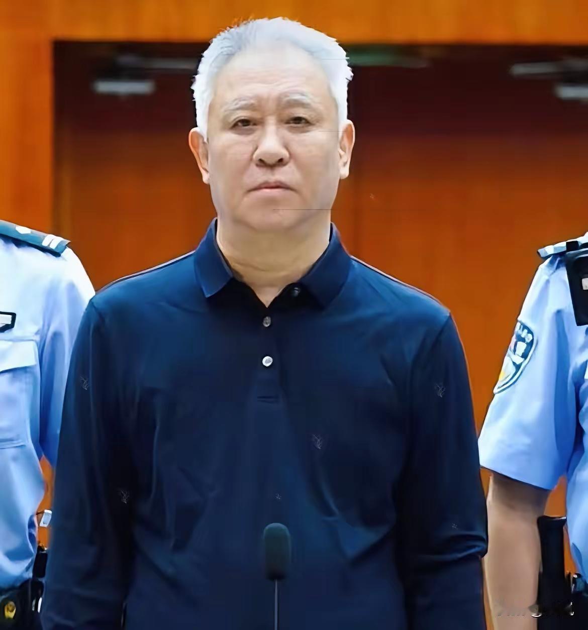 猛一看，不认识，再细看，哦，原来是他。数罪并罚，无期徒刑，曾经叱咤商界多年的人，