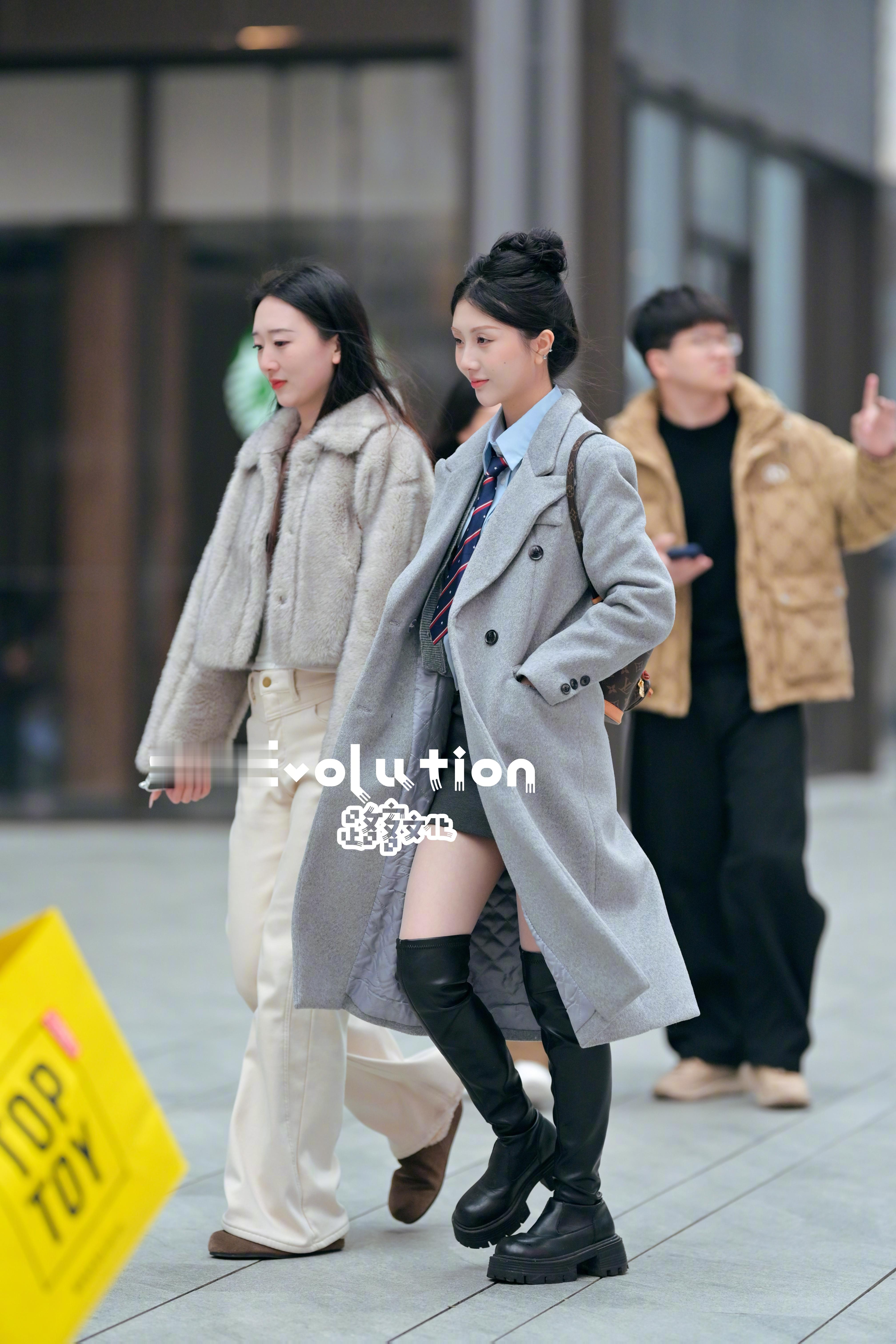 再来一张我觉得这一张眼神更好看 