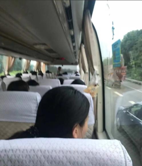 云南昆明，女子和母亲跟团去旅游，两人报名费3980元，游玩6天5晚，没有说有强制