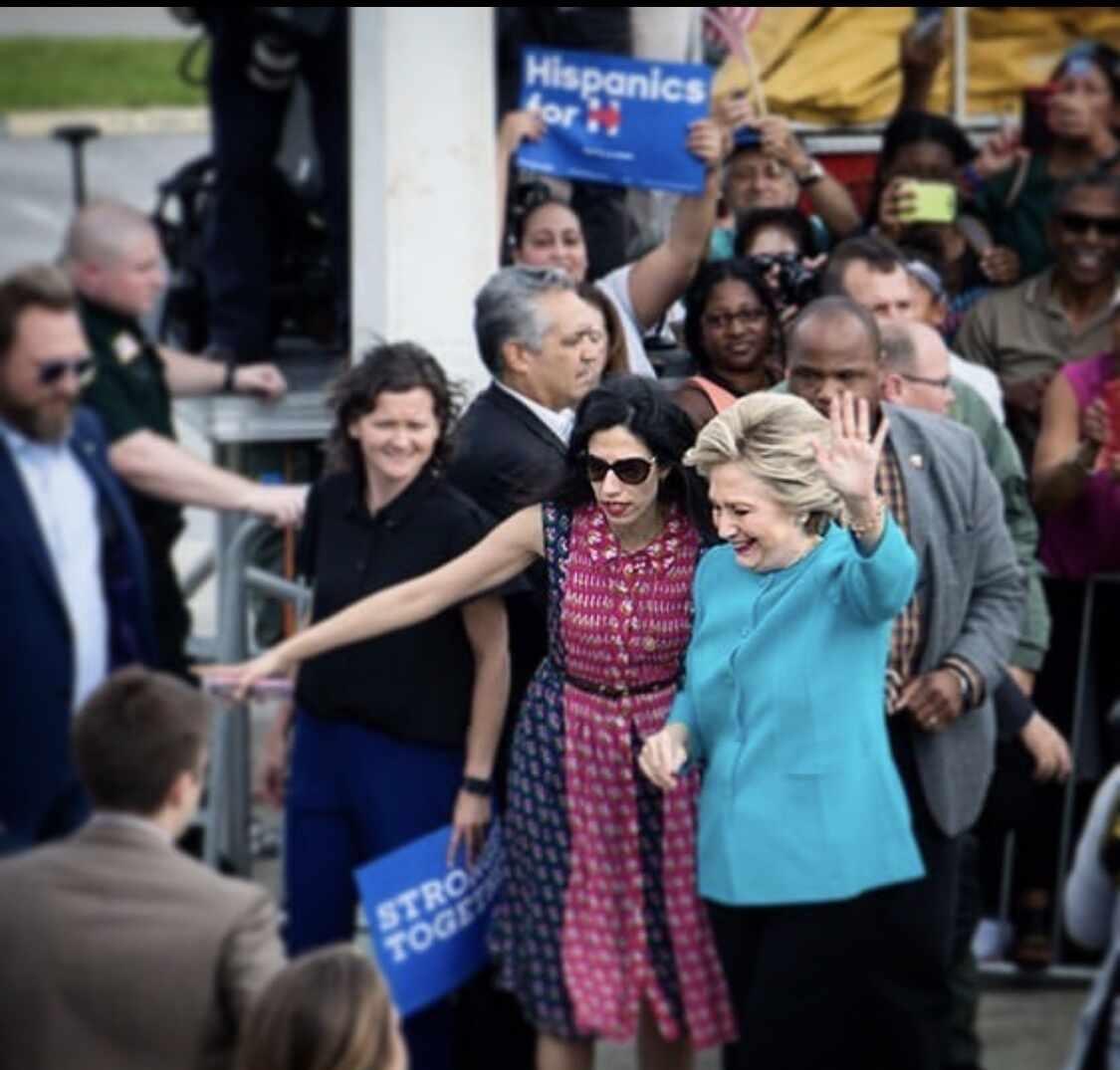 希拉里女友为何这样
老希一直以为huma贴得这么近是为了保护自己，然而huma只