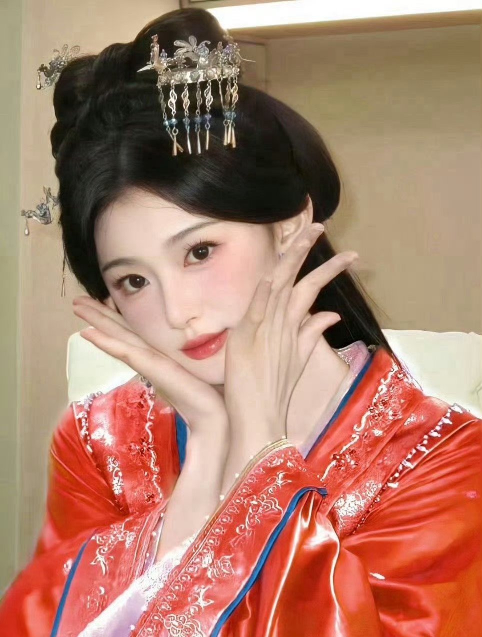 孔雪儿红衣沈玥路透被孔雪儿这套红衣造型美晕了，红衣造型衬得整个人明艳又大气，雪儿