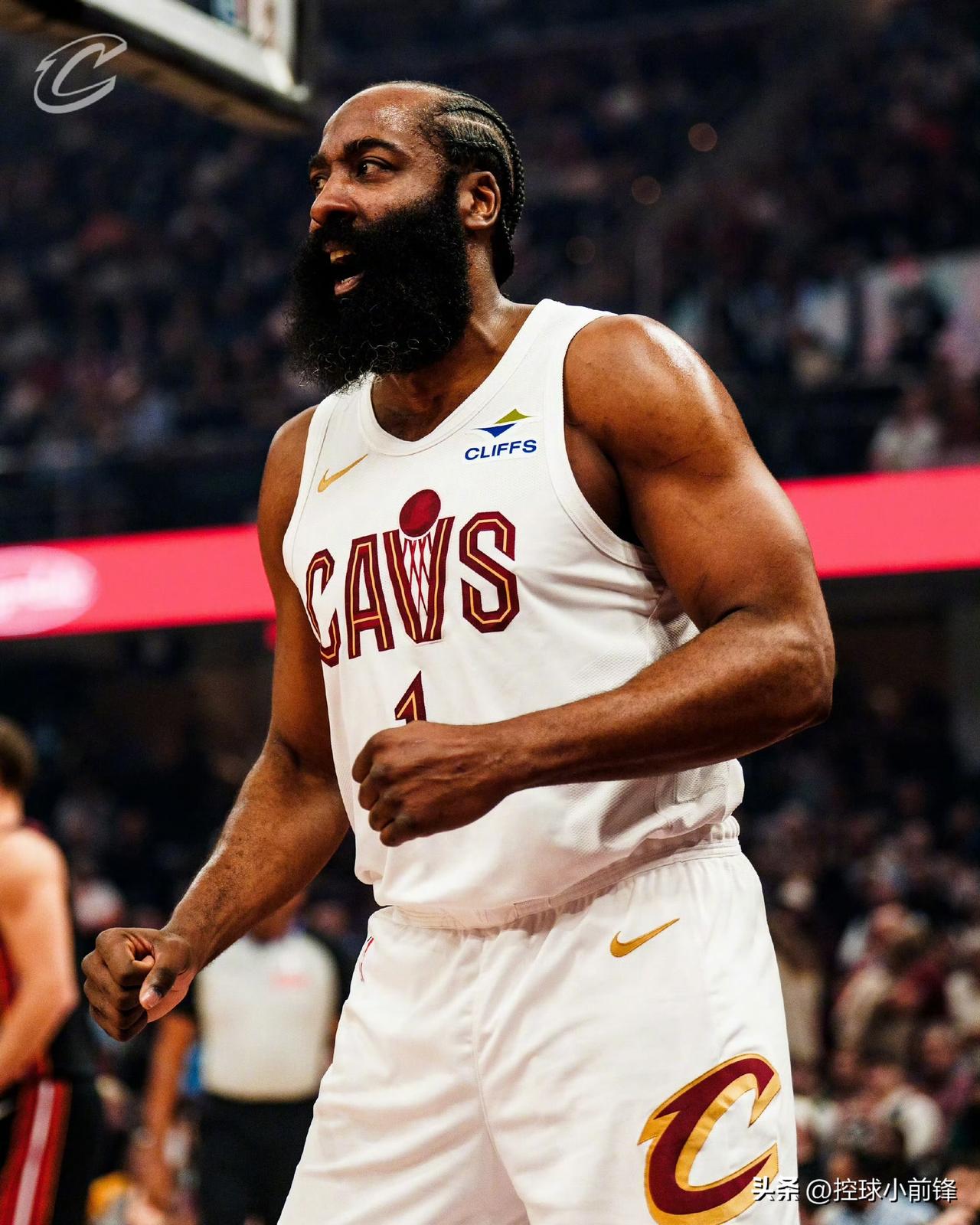 哈登终于还是打成了牛马，这使用节奏和在快船变成了一模一样，第一节和第三节打满12