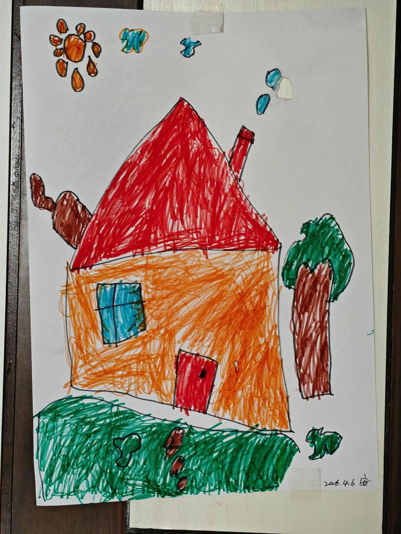 儿子独立画的，画完后他骄傲的贴在墙上