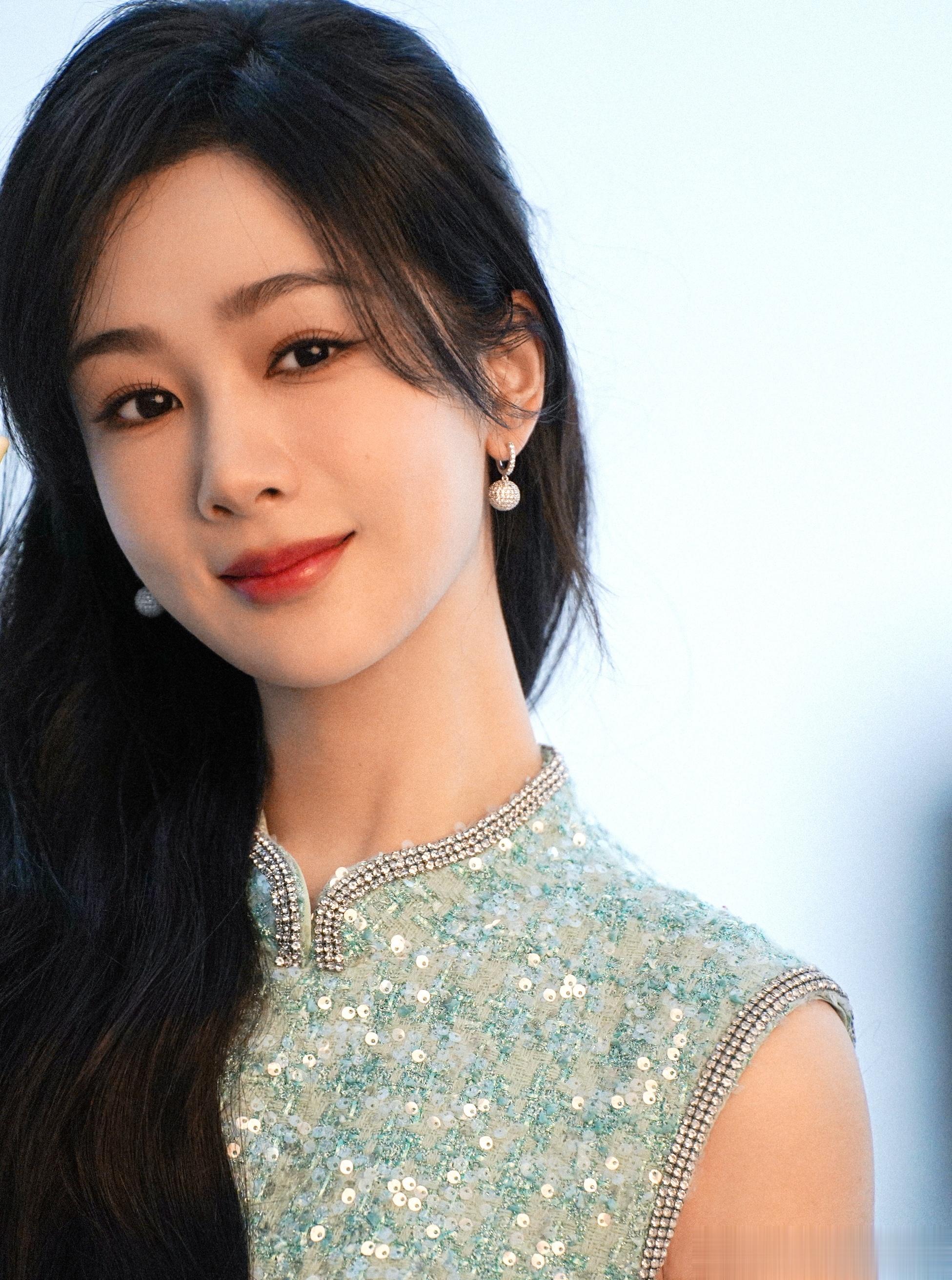 #杨紫长发公主#  紫妹越来越好看了，气质超棒#杨紫绿色亮片长裙# ​​​