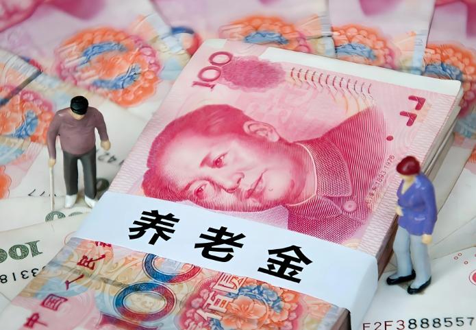 一位社会观察家说：
现在最奇怪的一批人就是50后和60后，都已经是六七十岁的人了
