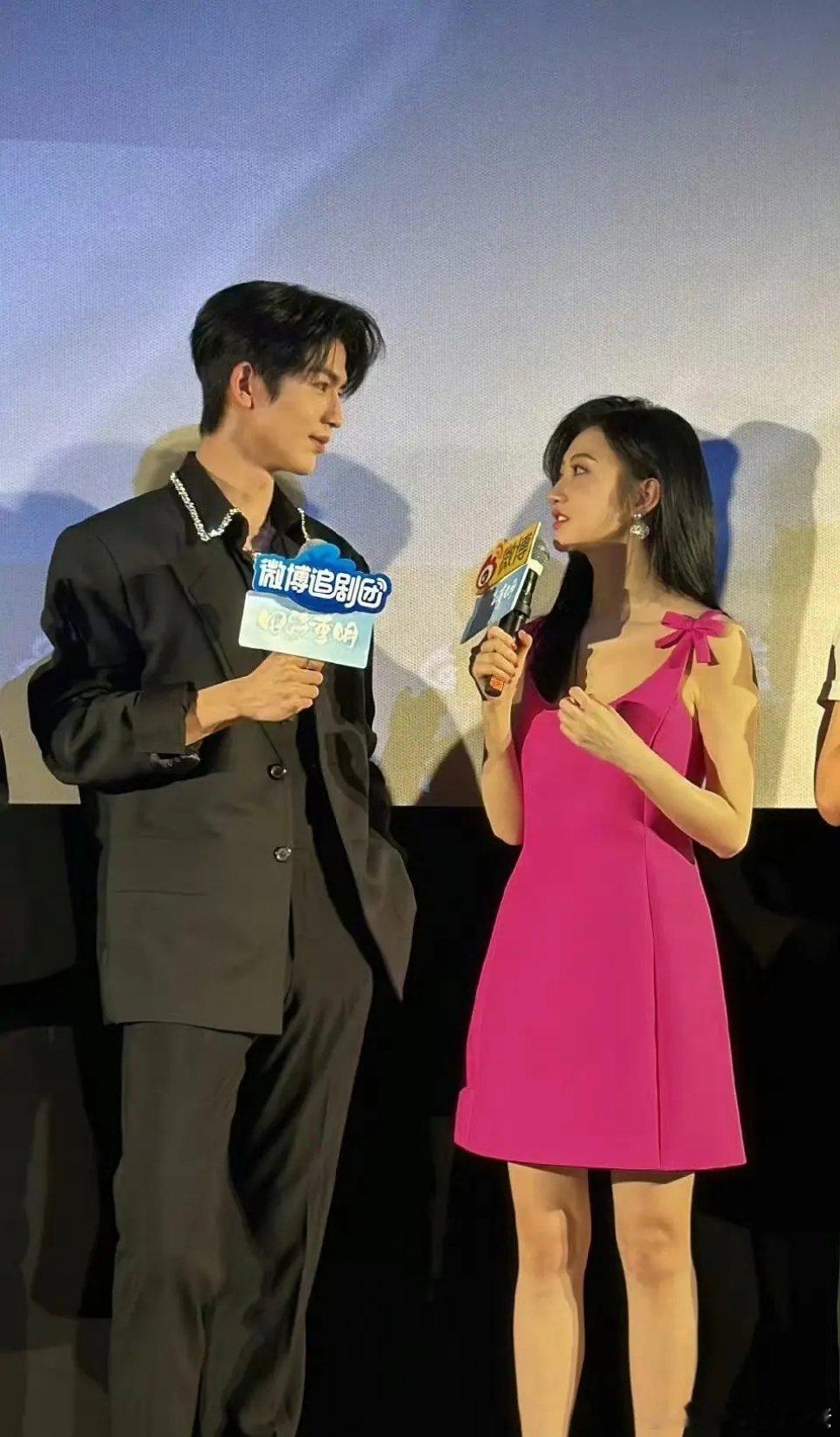 景甜和张凌赫在一起对比肤色怎么这么黄，好像小黄人 ​​​