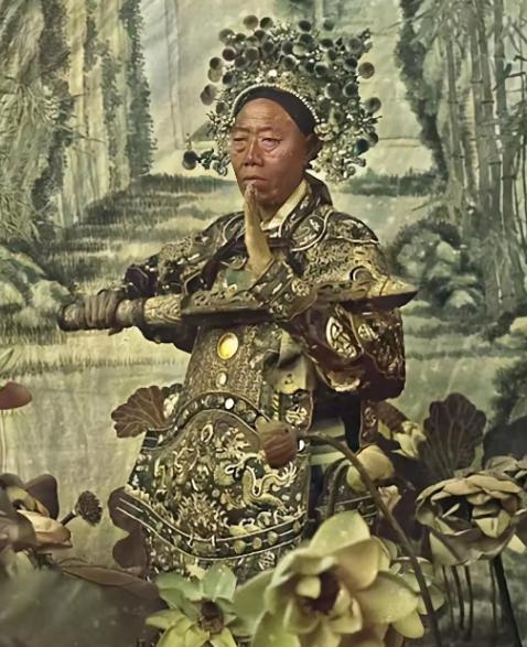 清朝时期，李莲英趁慈禧用晚膳时，劝她多喝酒，结果慈禧就喝多了，李莲英趁机谄媚道：